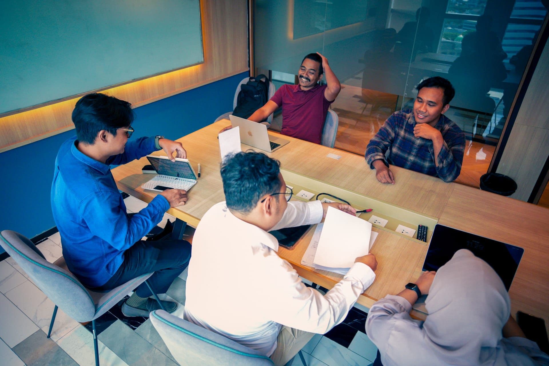 Tim Lawsight sedang berdiskusi